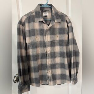 NWOT-American Eagle Cream and Gray Plaid Shirt Relaxed Fit-Size Large